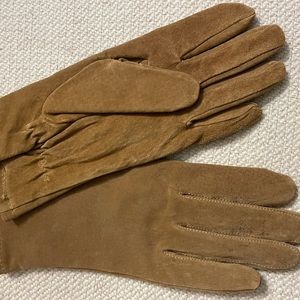 Women’s suede gloves. New without tags. Size large.